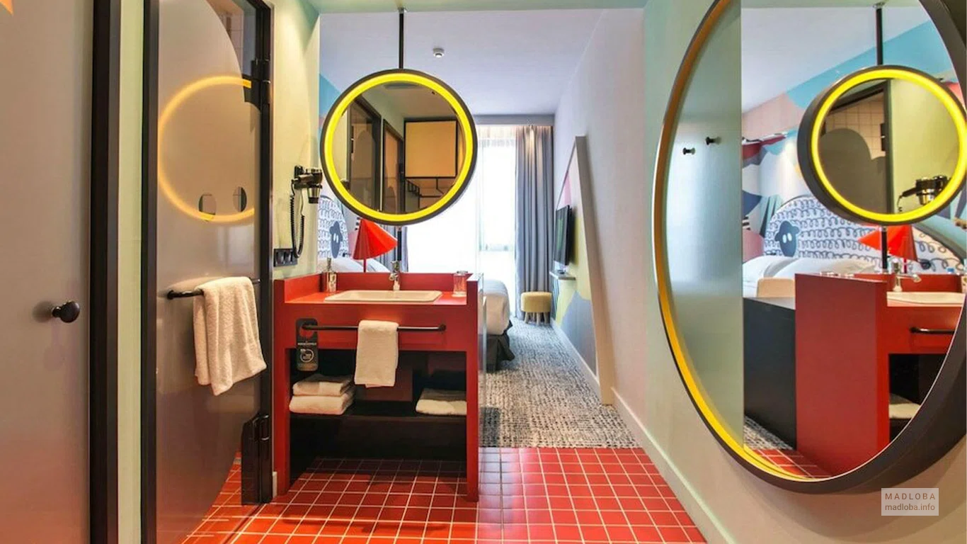 Вид номера от входной двери Ibis Styles Tbilisi Center