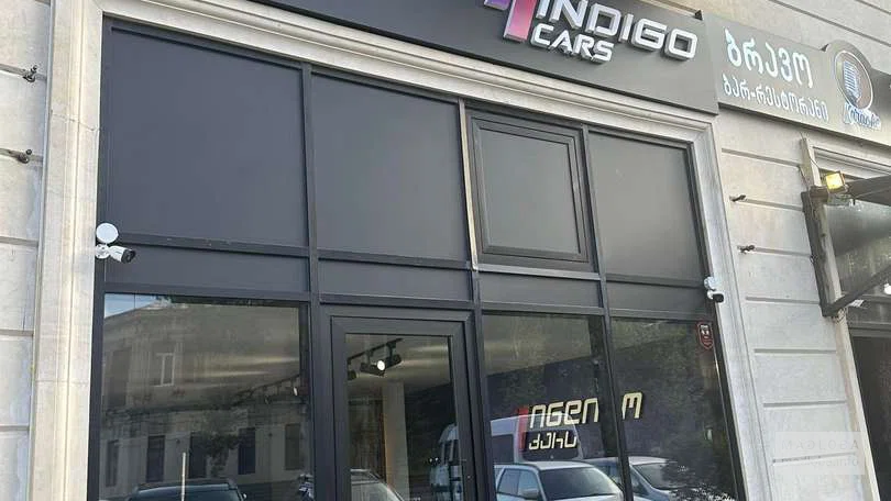 Вход в автосалон Indigo Cars