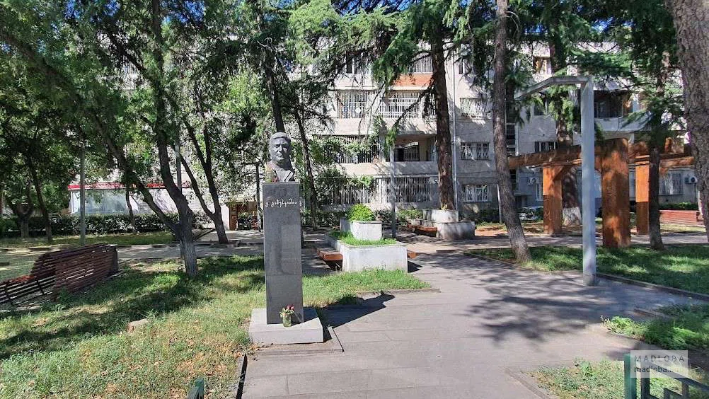 Памятник Гураму Габескириа в Инсбрукском саду