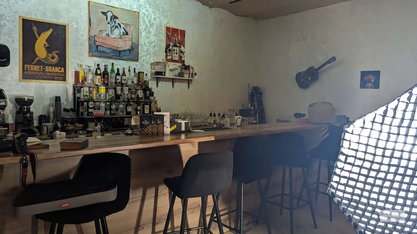 напитки у барной стойки баре Inspire Kitchen & Bar в Батуми