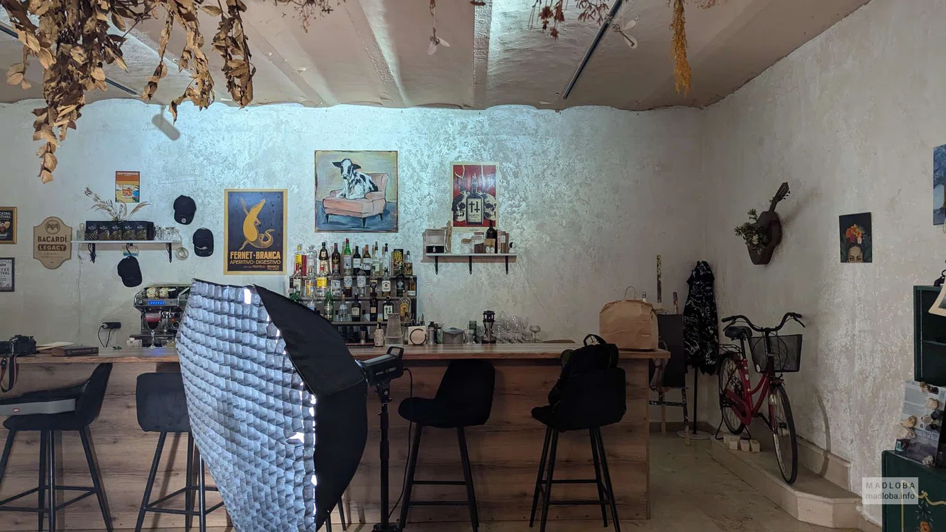 барная стойка в Inspire Kitchen & Bar в Батуми