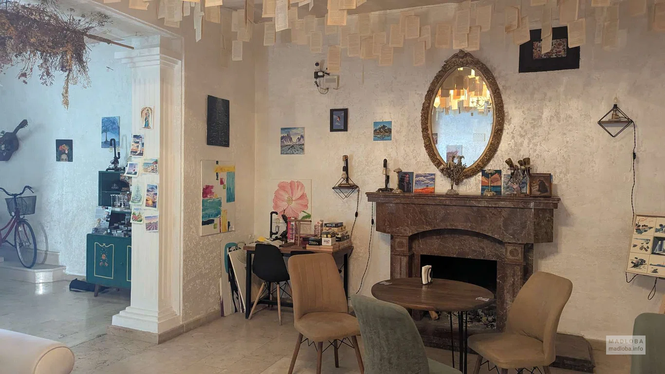 камин в интерьере Inspire Kitchen & Bar в Батуми