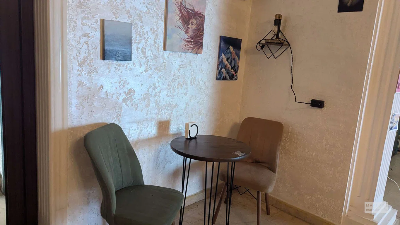 мягкие стулья за столом в Inspire Kitchen & Bar в Батуми