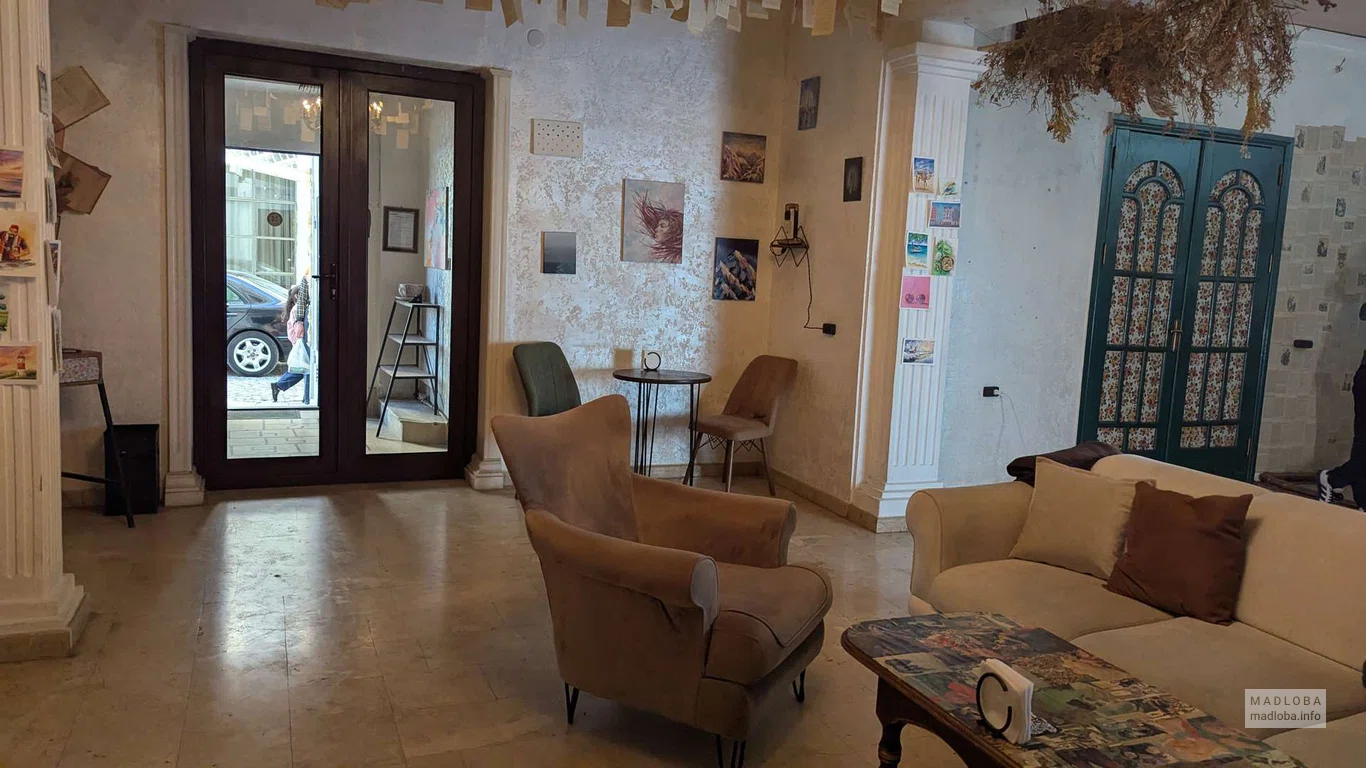 диван и кресло в Inspire Kitchen & Bar в Батуми