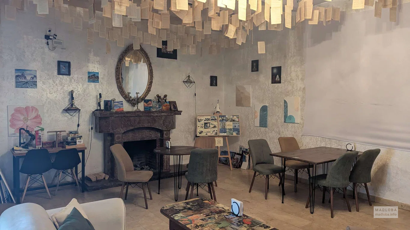 столики в баре Inspire Kitchen & Bar в Батуми
