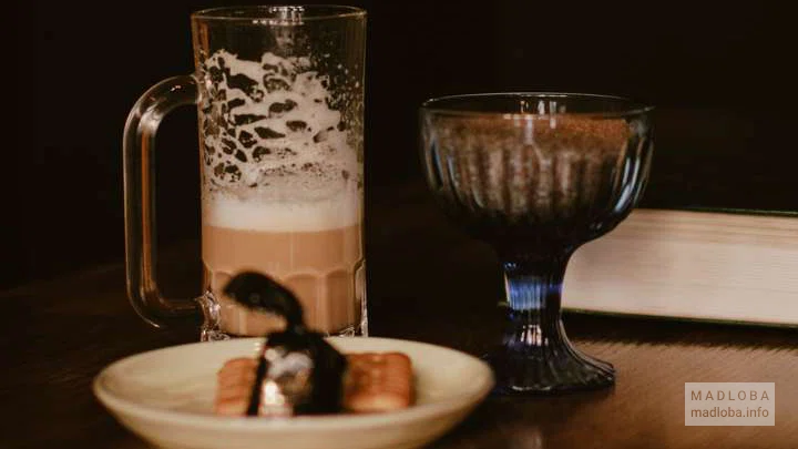 Подача кофе в Institute Book cafe & bar