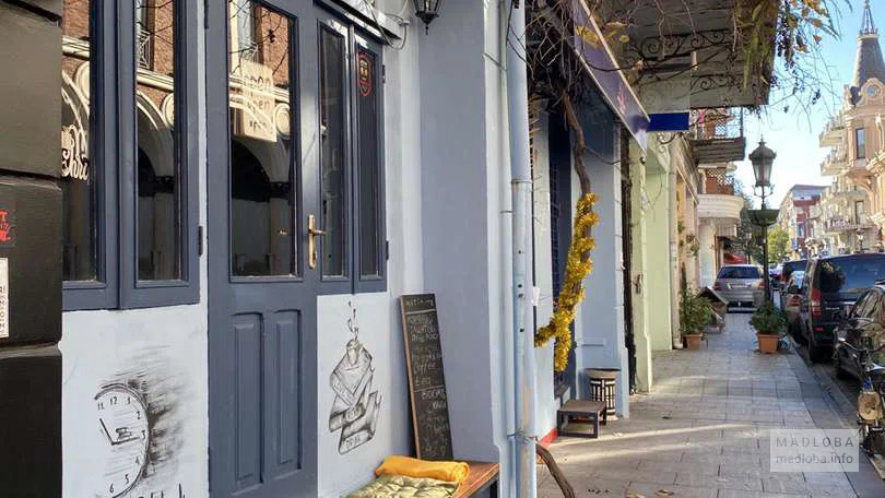 Вход в Institute Book cafe & bar