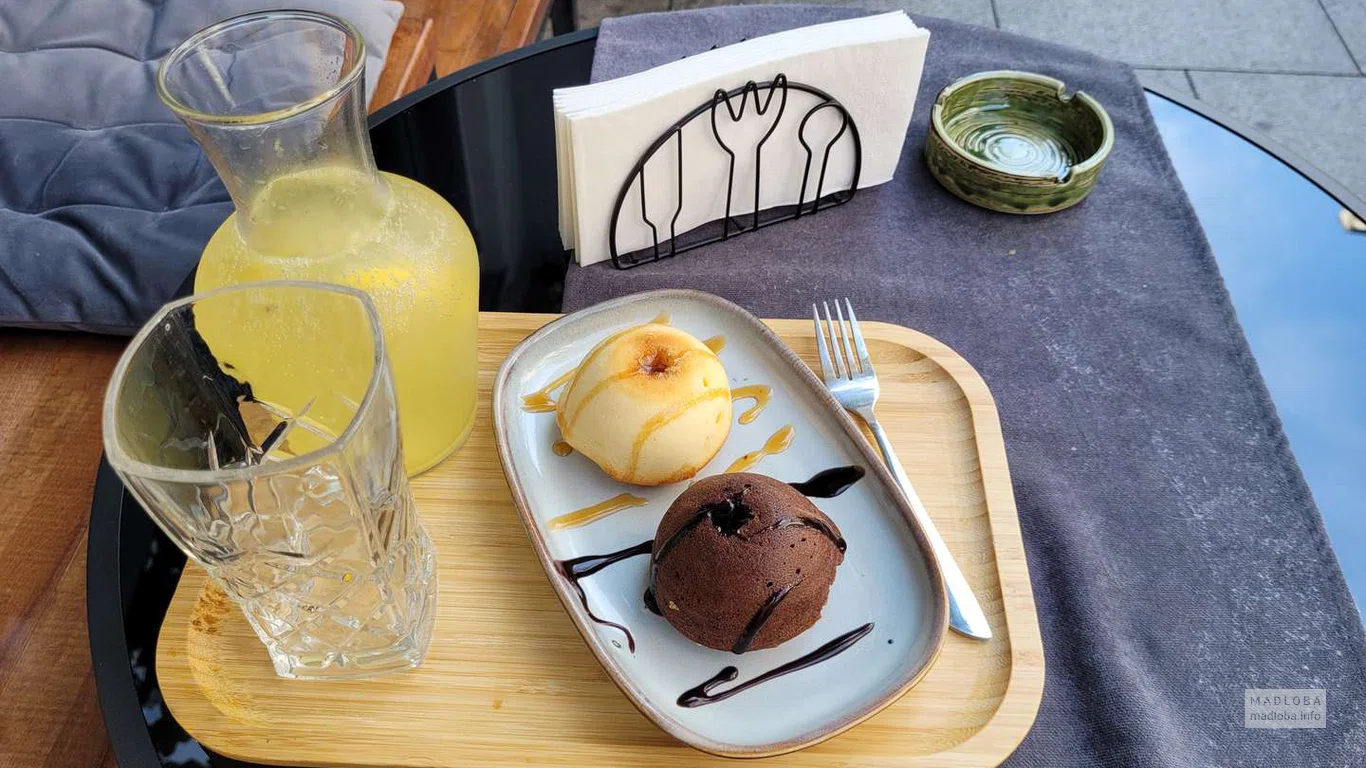 Подача десерта в Institute Book cafe & bar