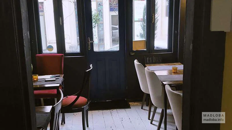 Вид зала в Institute Book cafe & bar