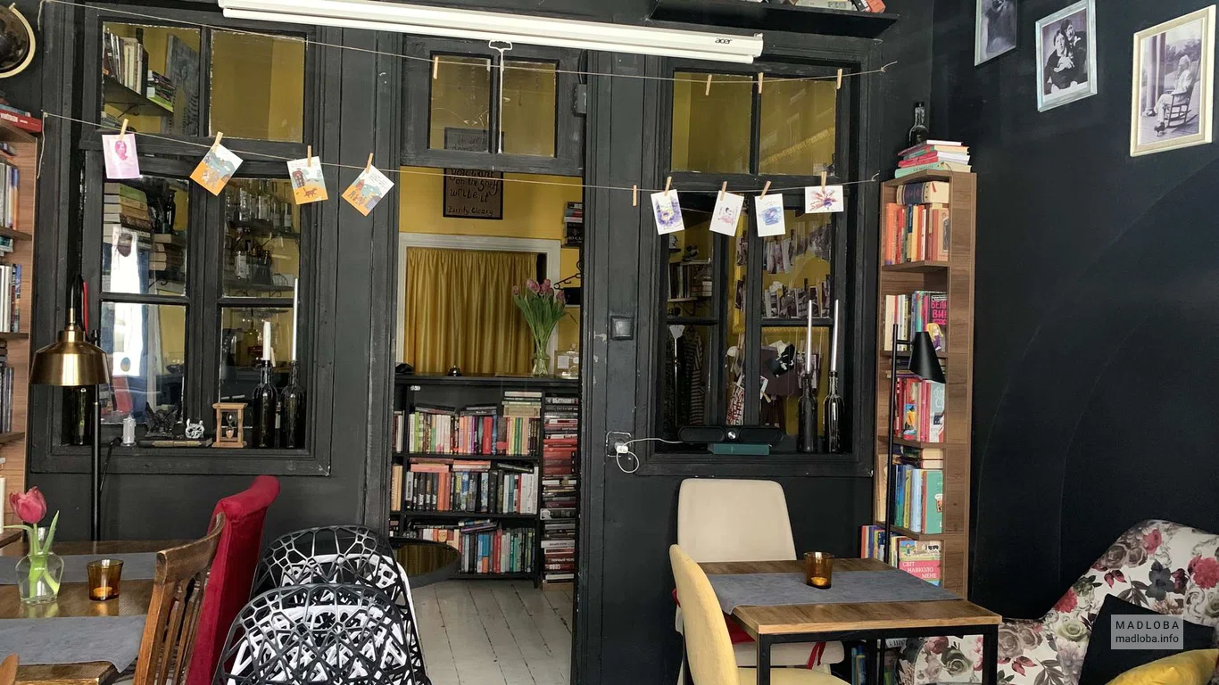 Уютное кафе Institute Book Cafe & Bar в Батуми