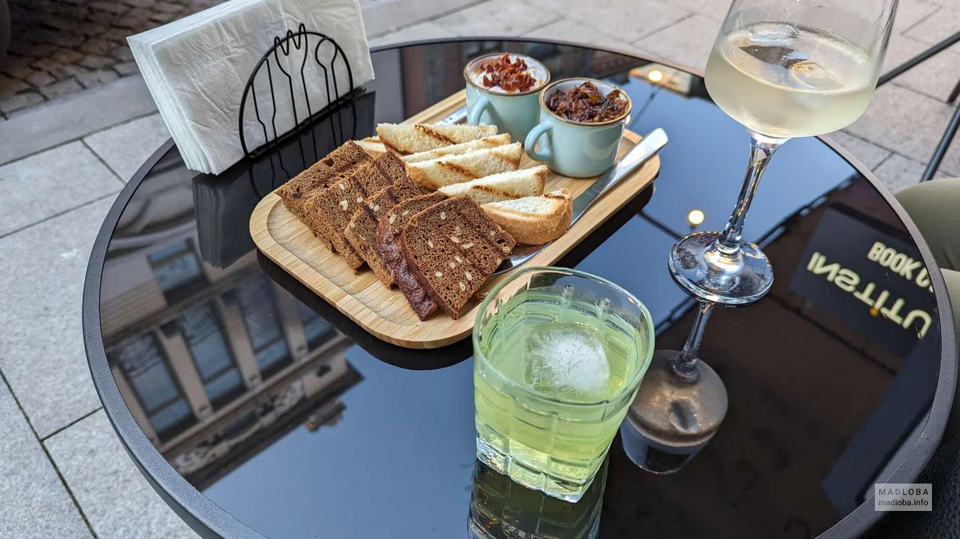 Подача блюда в Institute Book cafe & bar