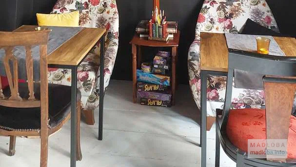Столики в Institute Book cafe & bar