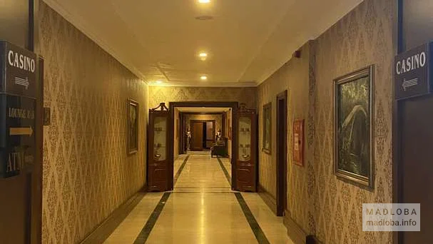 Коридор в Intourist Palace Hotel