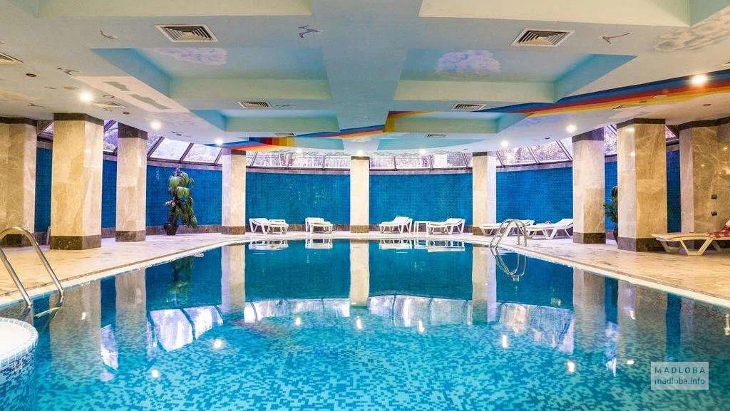 Бассейн в Intourist Palace Hotel