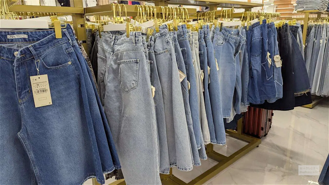 Джинсовая одежда в магазине Istanbul Mall в Батуми