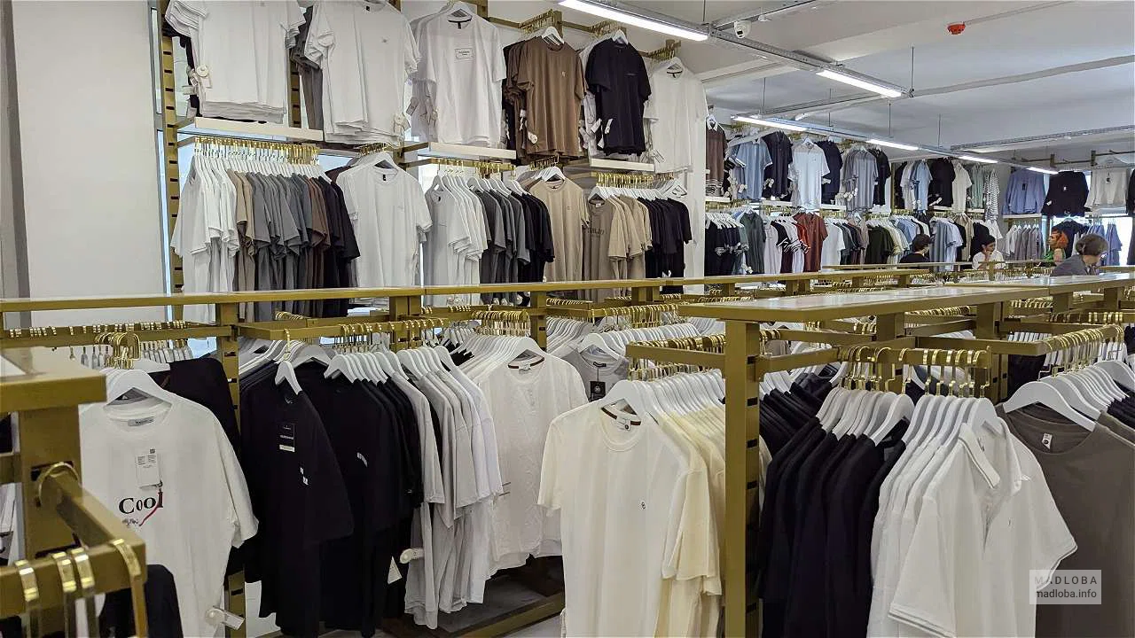 Футболки в магазине Istanbul Mall в Батуми