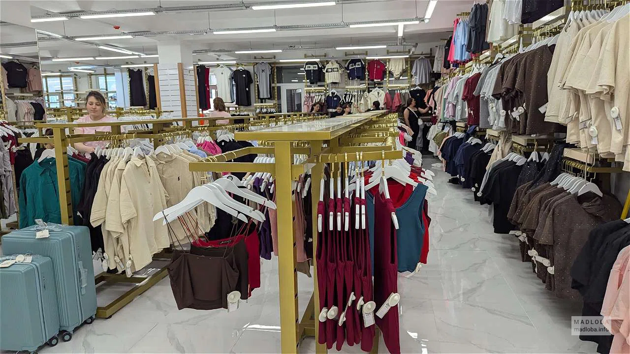 Футболки и майки в магазине Istanbul Mall в Батуми