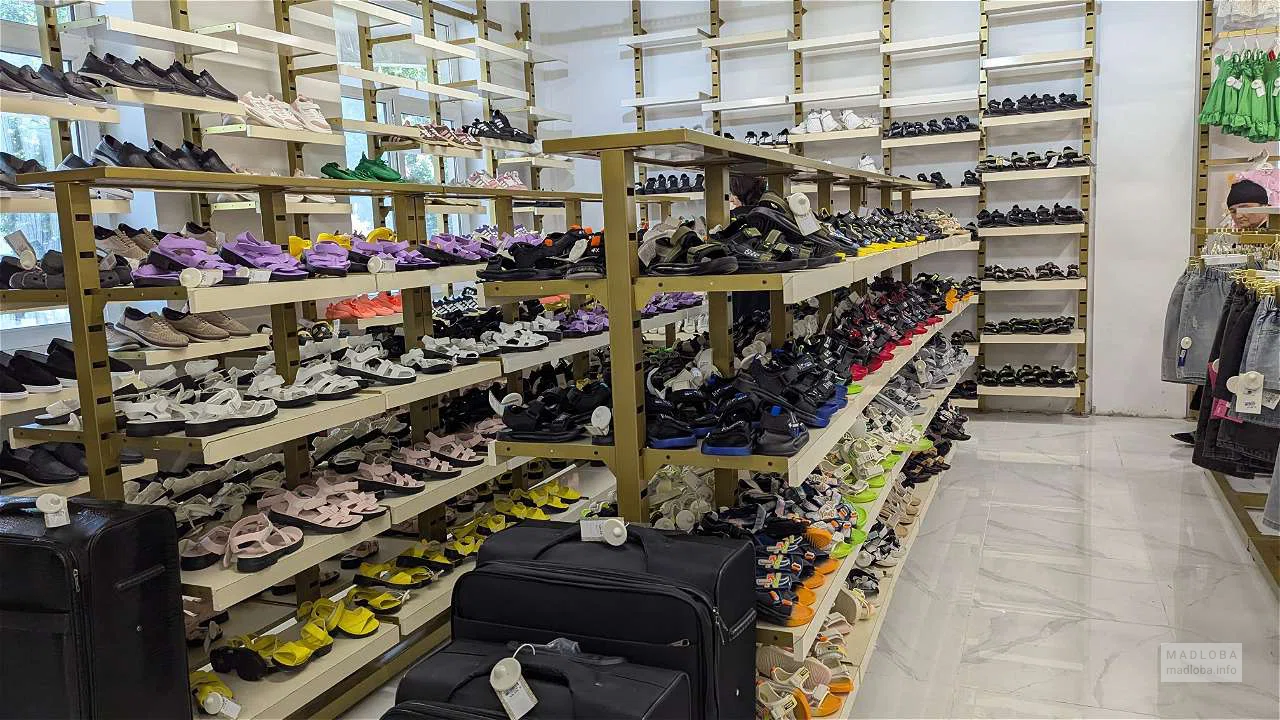 Детская обувь в магазине Istanbul Mall в Батуми