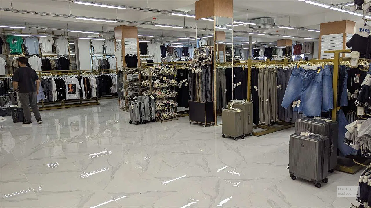 Большой ассортимент мужской одежды в магазине Istanbul Mall в Батуми