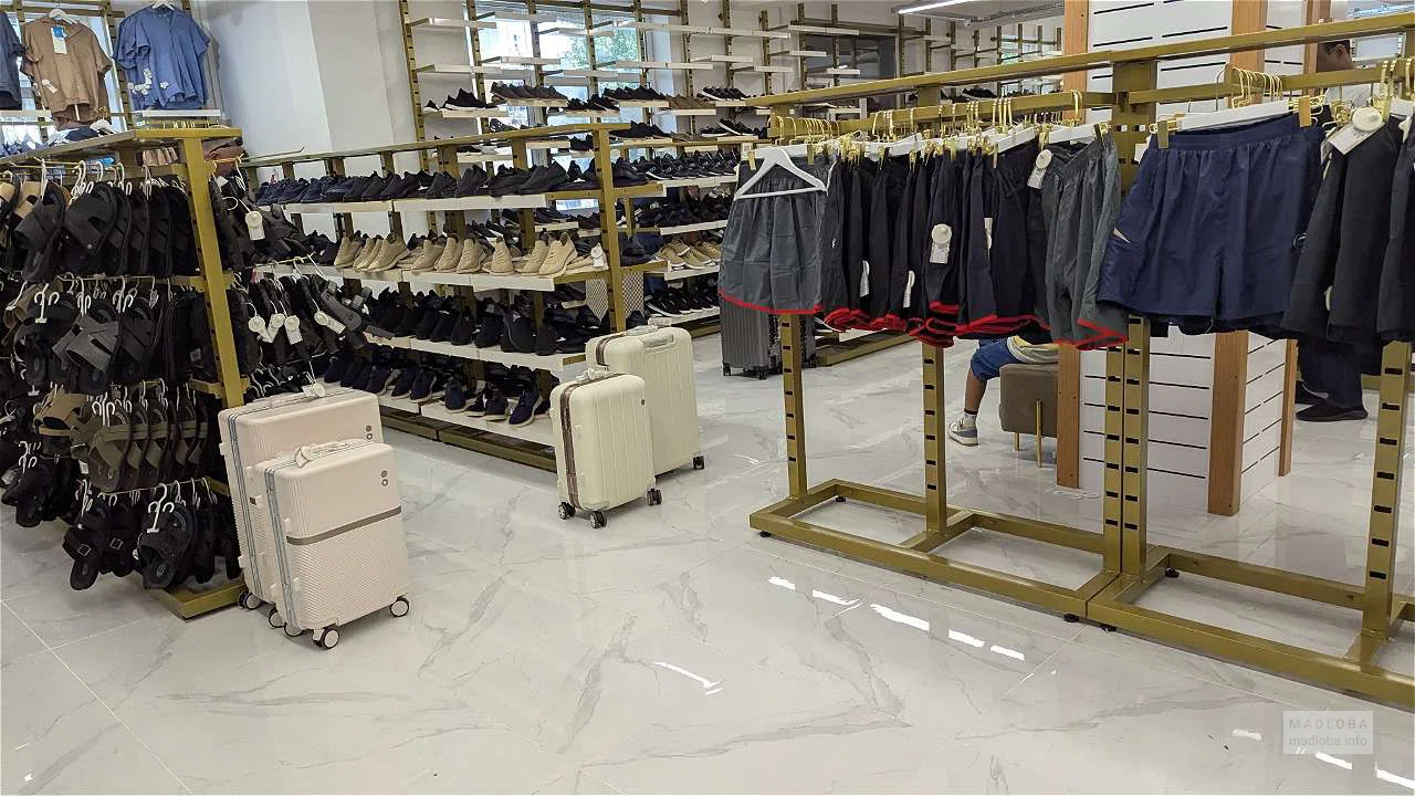 Мужская одежда и обувь в магазине Istanbul Mall в Батуми