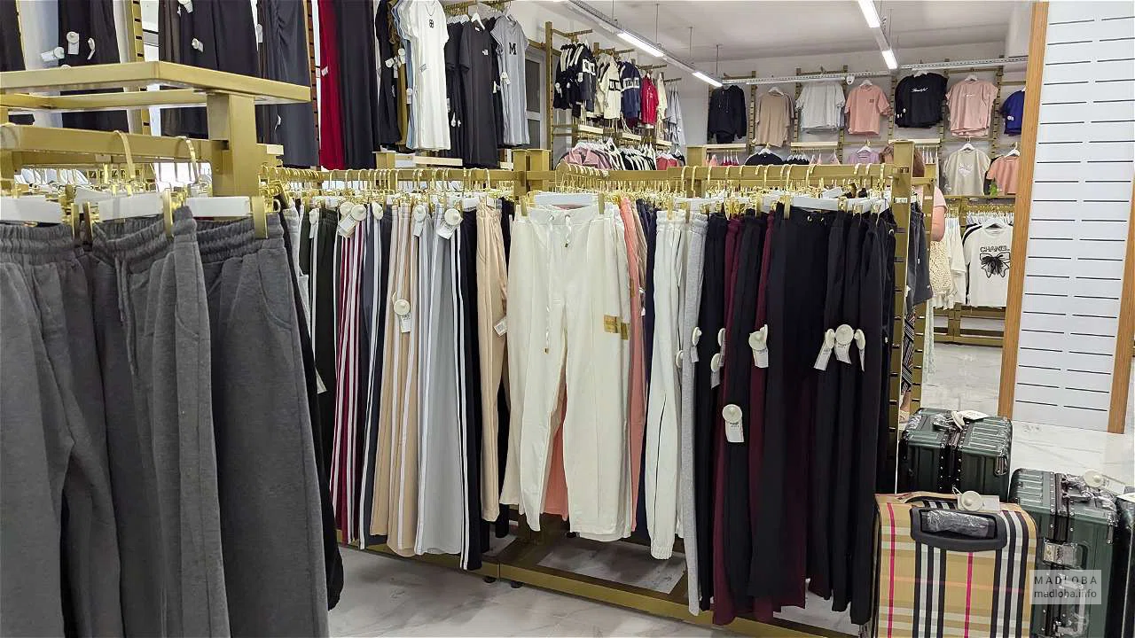 Женские штаны в магазине Istanbul Mall в Батуми