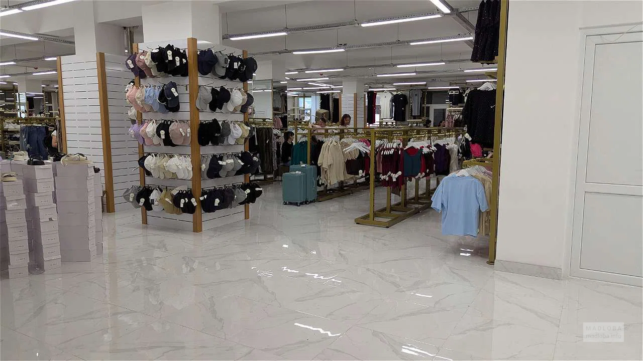 Кепки в магазине Istanbul Mall в Батуми