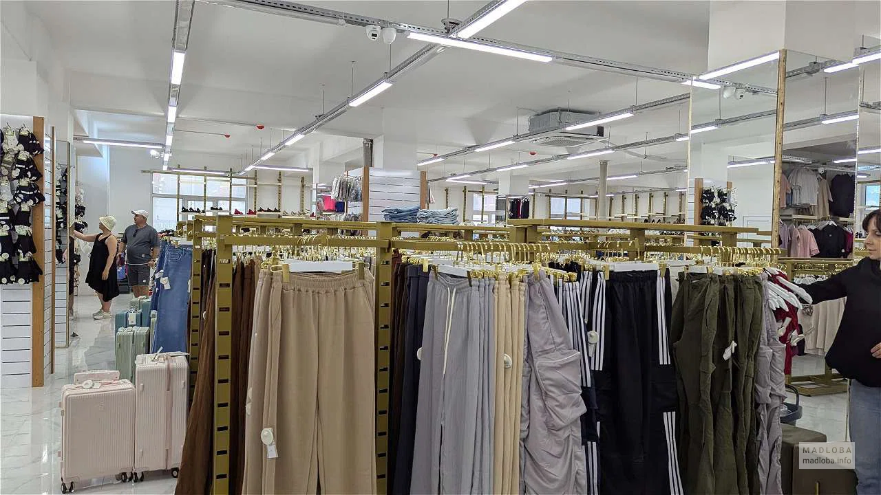Одежда в магазине Istanbul Mall в Батуми