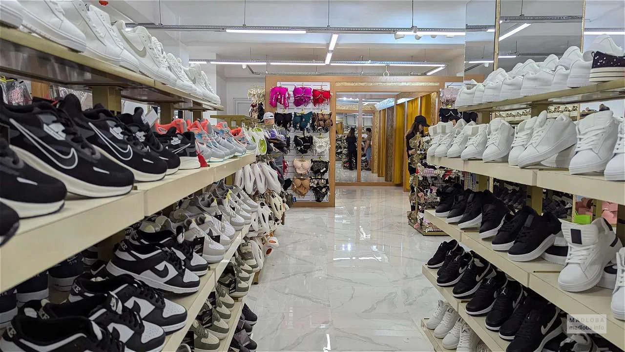 Кроссовки в магазине Istanbul Mall в Батуми