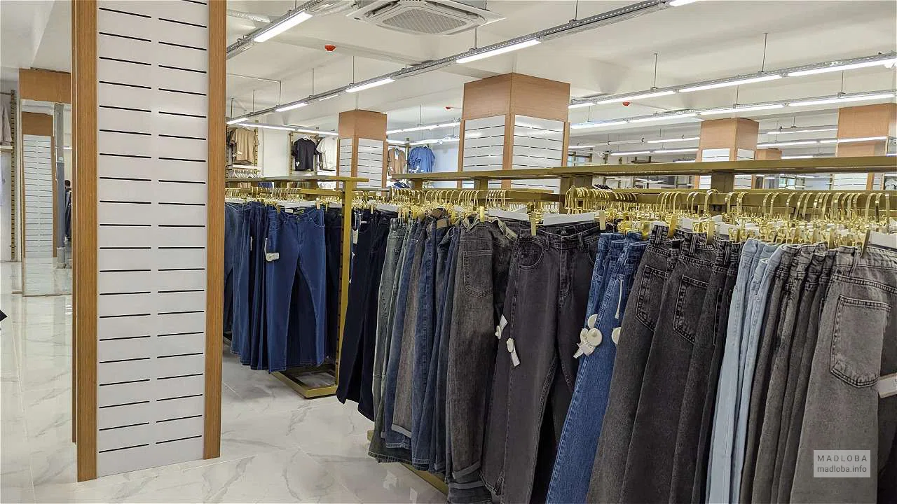 Джинсы в магазине Istanbul Mall в Батуми