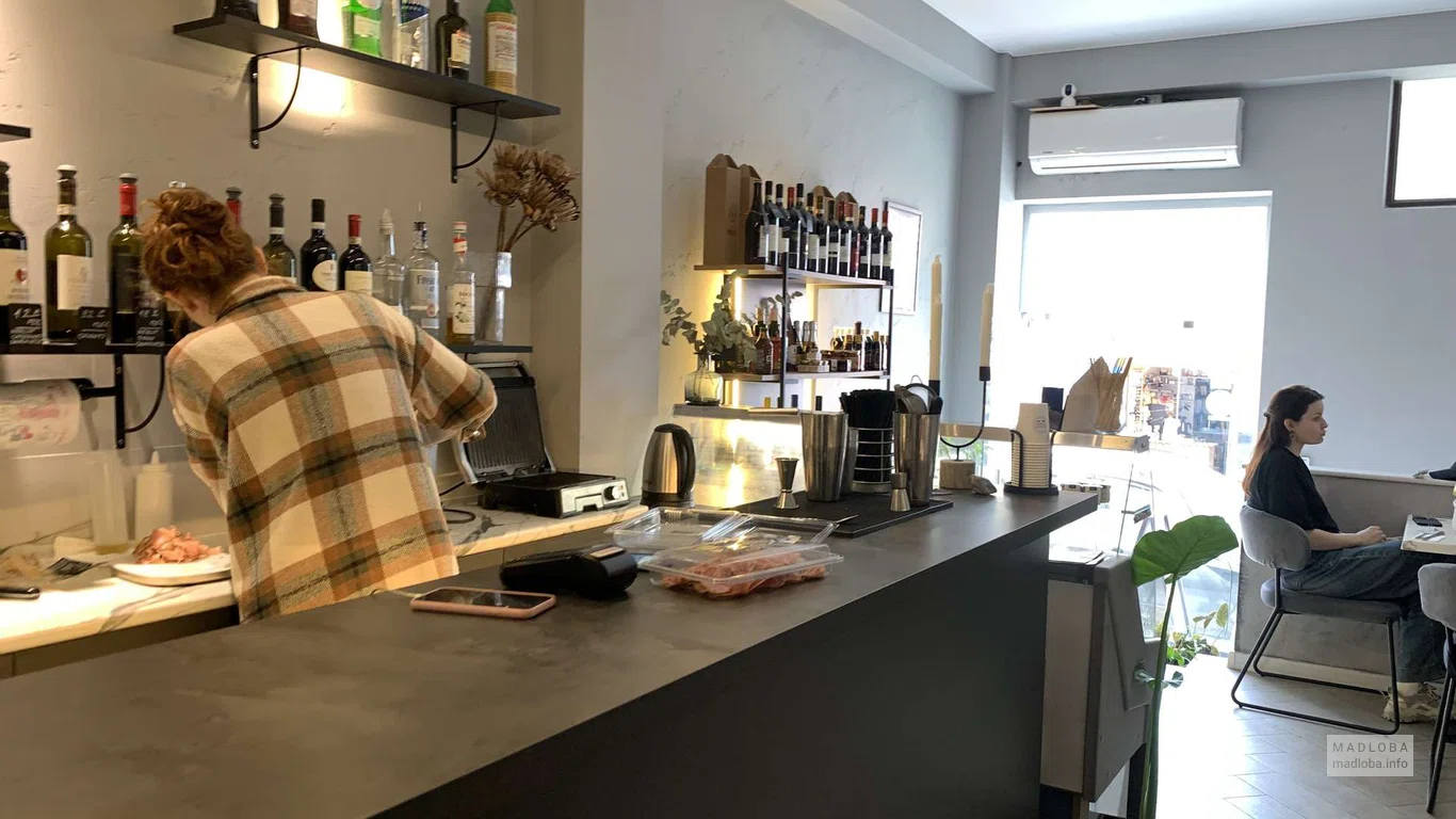 Приготовление блюд в кафе Italian Taste
