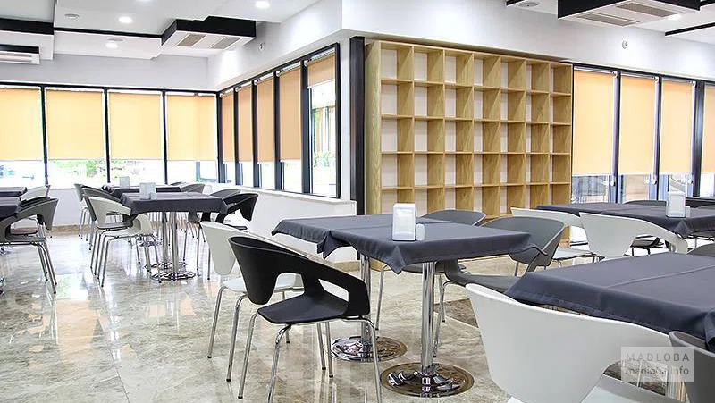 Столики ресторана Iveria Inn в Грузии
