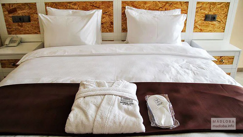 Кровать в номере гостиницы Iveria Inn