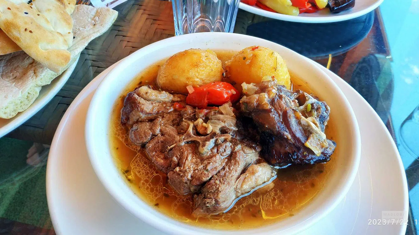 Мясное блюдо в меню ресторана