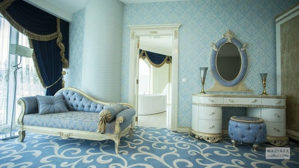 красивый номер в JRW Welmond Hotel