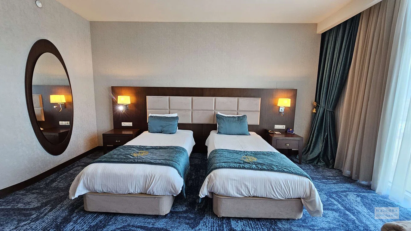 две кровати в номере JRW Welmond Hotel