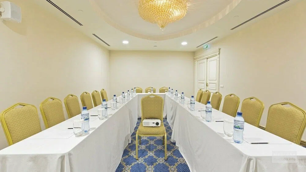 стол для переговоров в JRW Welmond Hotel