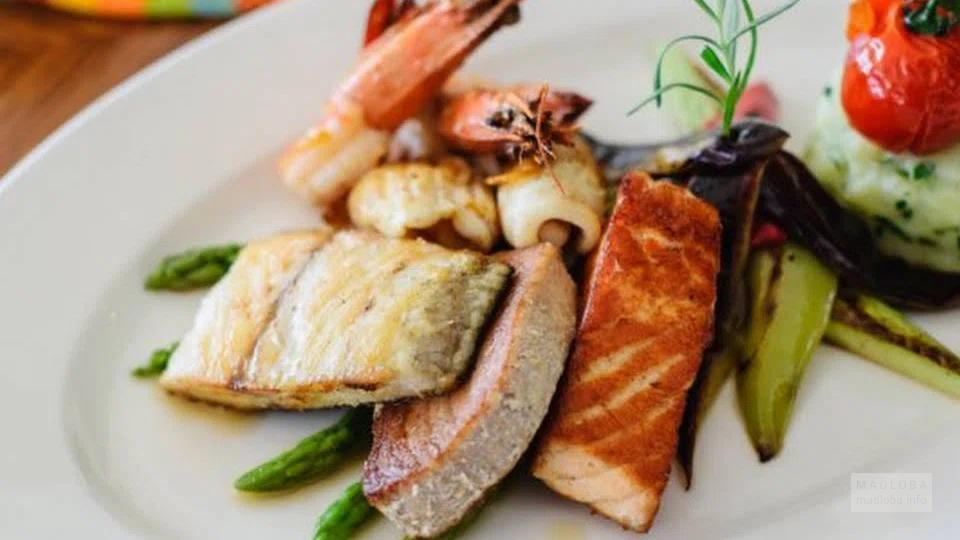 Подача морепродуктов из меню закусок бара