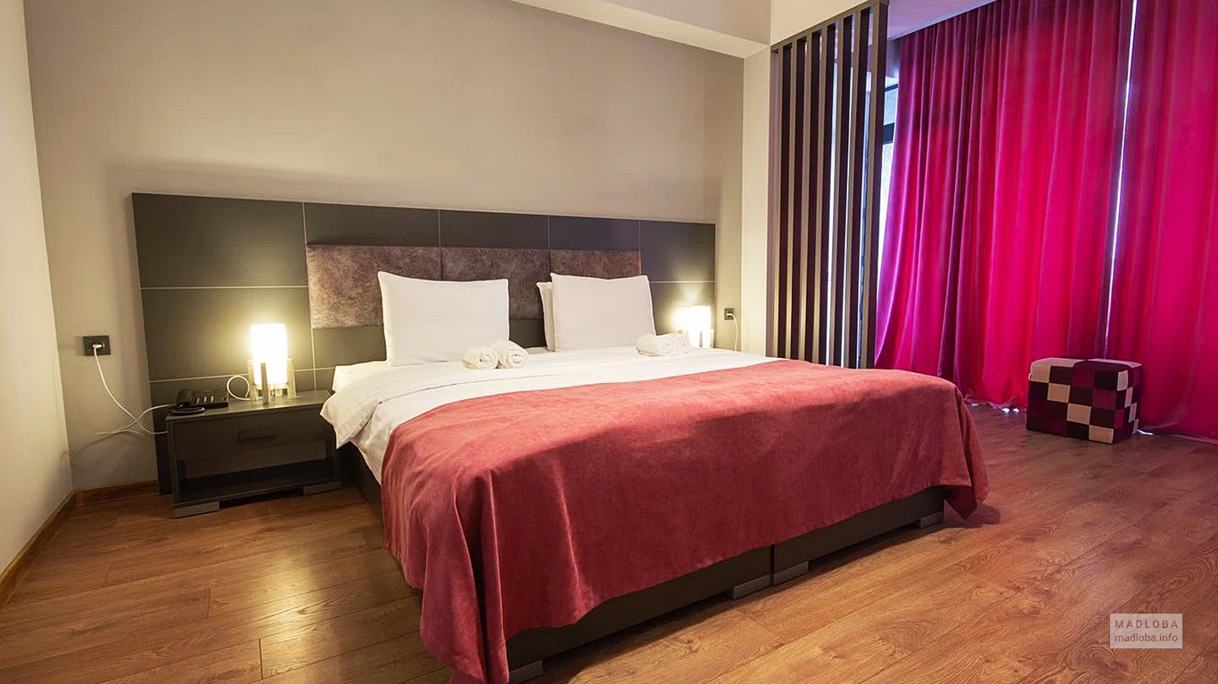 Двуспальная кровать в номере Jazz Hotel