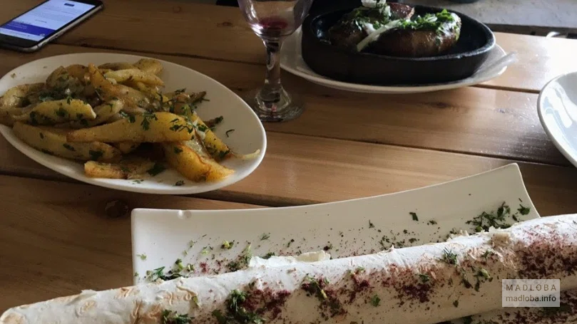 Шаурма в кафе KP Tavern в Тбилиси