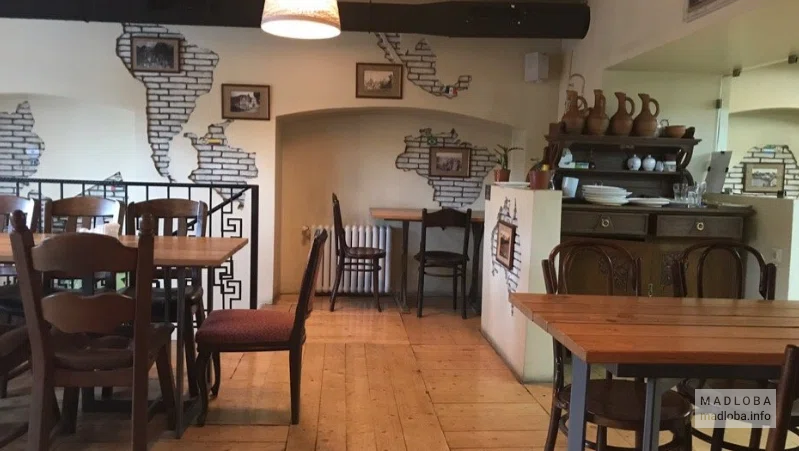 Столики в кафе KP Tavern