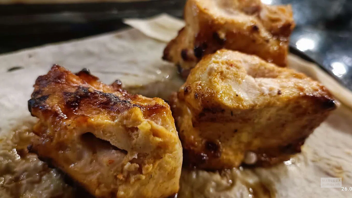 Сочное мяса в меню кафе Чвенебуреби