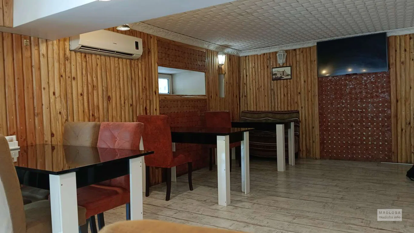 Столики в зале кафе Чвенебуреби