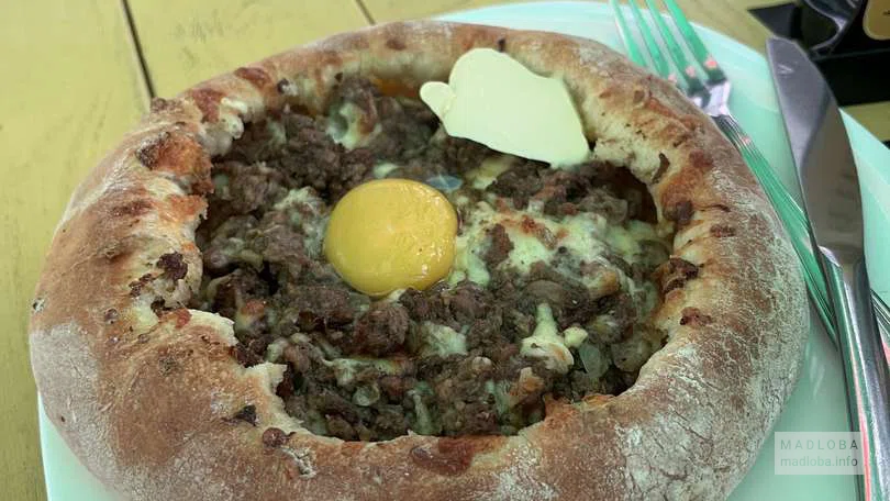 Хачапури в кафе Ретро