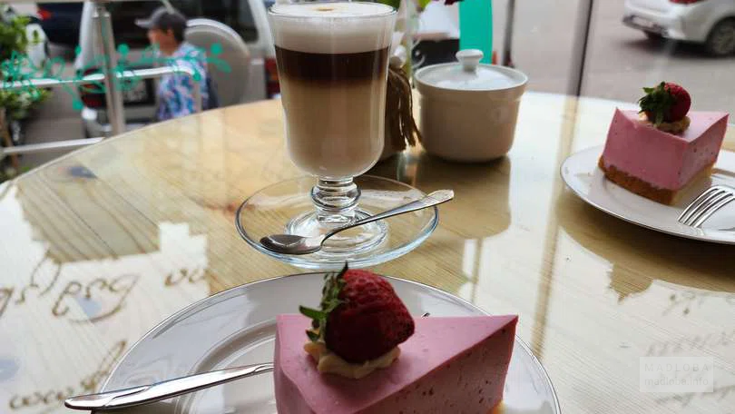 Нежный десерт в  "Cafe Sweets"