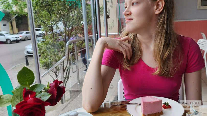 Посетительница за десертом в  "Cafe Sweets"
