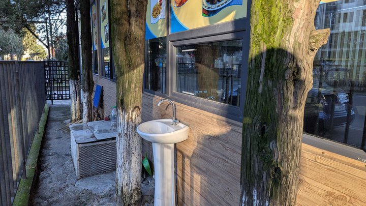 Cafe near the hospital (Bagrationi 133)