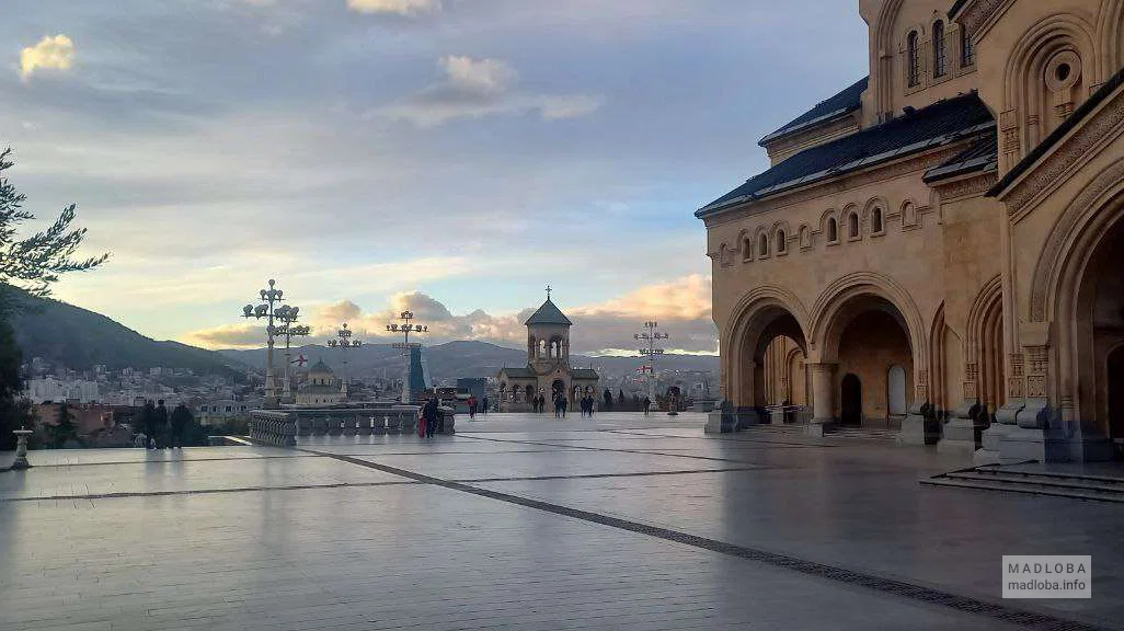 территория собора Цминда Самеба в зимний период Тбилиси