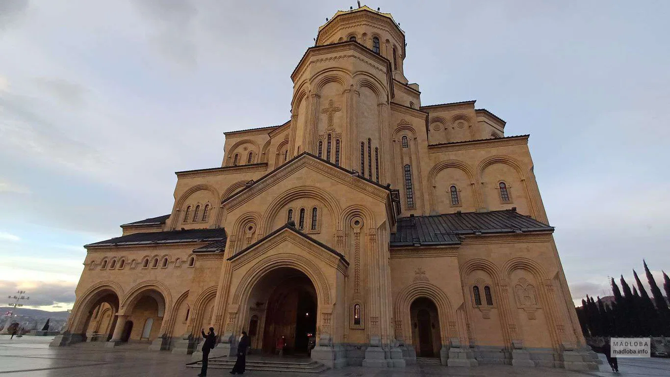 წმინდა სამების საკათედრო ტაძარი თბილისში