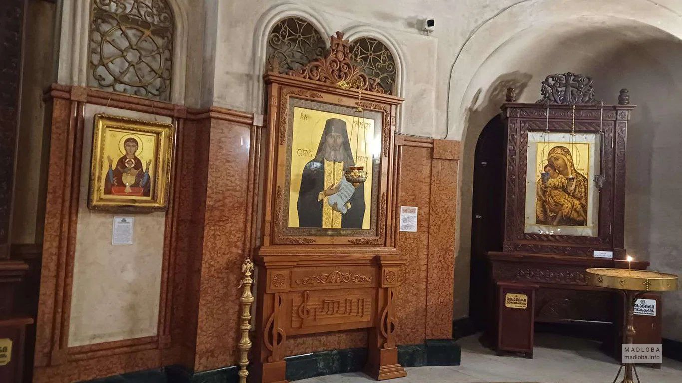 иконы святых в Кафедральном соборе Святой троицы