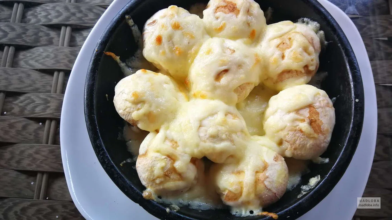 Мясные шарики  под сыром